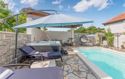 Bazen u objektu Awesome Home In Danilo ili u blizini