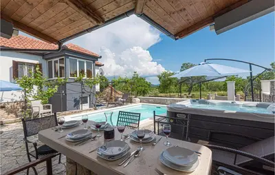 Bazen u objektu Awesome Home In Danilo ili u blizini