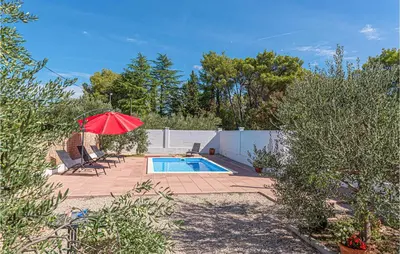 Bazen u objektu One-Bedroom Holiday Home In Bilice ili u blizini
