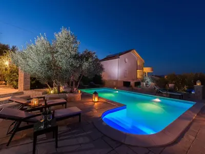 Bazen u objektu Apartment in Murter with Sea View and Pool ili u blizini
