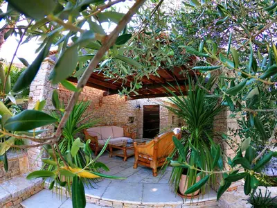Vrt u objektu Apartment in Murter with Sea View and Pool