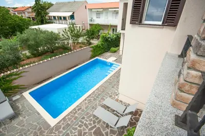 Bazen u objektu Casa Franka ili u blizini