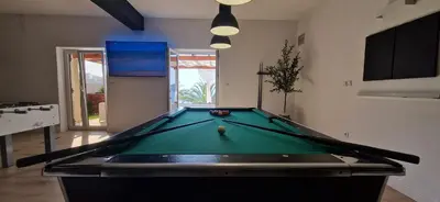 Stol za biljar u objektu Villa Bilic