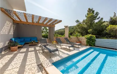 Bazen u objektu Seven-Bedroom Holiday Home In Zaboric ili u blizini