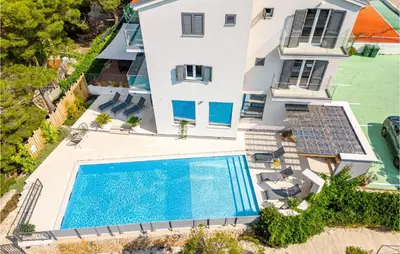 Bazen u objektu Seven-Bedroom Holiday Home In Zaboric ili u blizini