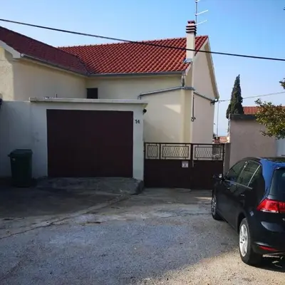 Apartments with parking space Brodarica