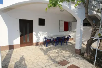 Popločani dio dvorišta ili vanjski dio objekta Apartments with parking space Vodice - 16190