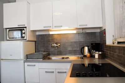 Kuhinja ili čajna kuhinja u objektu Beachfront Apartment Nikol