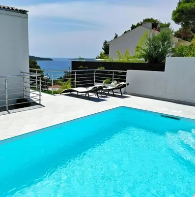 Bazen u objektu Entire private top floor with own pool and entrance ili u blizini