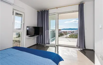 TV i/ili zabavni centar u objektu Three-Bedroom Holiday Home In Brodarica