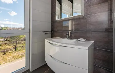 Kupaonica u objektu Three-Bedroom Holiday Home In Brodarica