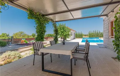 Bazen u objektu Two-Bedroom Holiday Home In Pakovo Selo ili u blizini