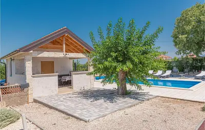 Bazen u objektu Two-Bedroom Holiday Home In Pakovo Selo ili u blizini