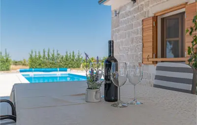 Bazen u objektu Two-Bedroom Holiday Home In Pakovo Selo ili u blizini
