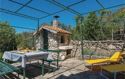 Popločani dio dvorišta ili vanjski dio objekta Four-Bedroom Holiday Home In Zaboric