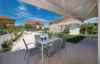 Popločani dio dvorišta ili vanjski dio objekta Two-Bedroom Apartment In Murter