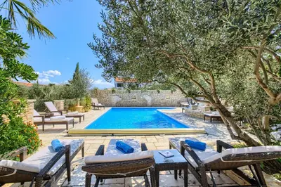 Bazen u objektu Family-friendly apartments with swimming pool Murter - 16655 ili u blizini