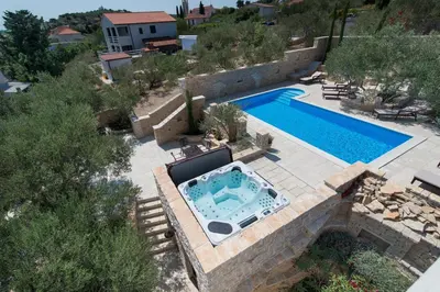 Bazen u objektu Family-friendly apartments with swimming pool Murter - 16655 ili u blizini
