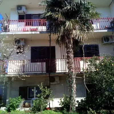Apartments with parking space Brodarica