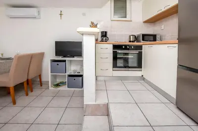 Kuhinja ili čajna kuhinja u objektu Apartments Ive i Maja