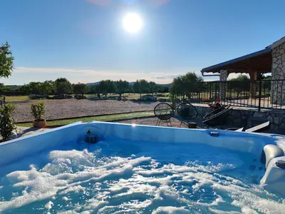 Bazen u objektu Holiday home Villa Juli ili u blizini