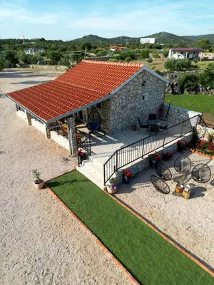 Pogled na planine ili pogled na planine iz vikendica