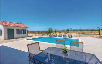 Bazen u objektu Three-Bedroom Holiday Home In Pakovo Selo ili u blizini