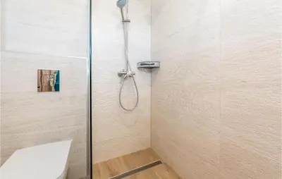 Kupaonica u objektu Amazing Home In Pirovac With Jacuzzi