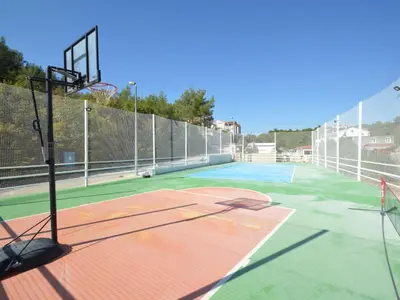 Tereni za tenis i/ili skvoš u sklopu objekta Apartment Ojdana-3 by Interhome ili u blizini