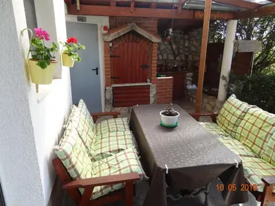 Popločani dio dvorišta ili vanjski dio objekta Apartment Jakov with Boat Mooring