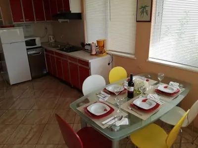 Kuhinja ili čajna kuhinja u objektu Apartments with a parking space Rogoznica - 17138