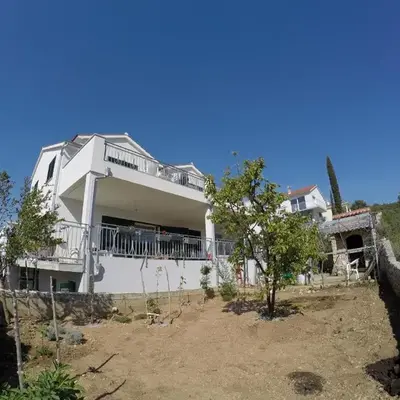 Apartments with parking space Brodarica