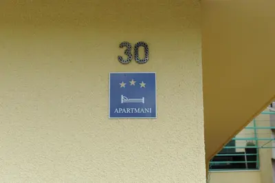 Certifikat, nagrada, logo ili neki drugi dokument izložen u objektu Apartmani Ivišić