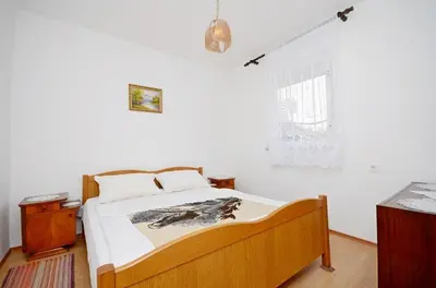 Krevet ili kreveti u jedinici u objektu Apartments with parking space Rogoznica - 17318