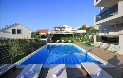 Bazen u objektu Ten-Bedroom Holiday Home In Razanj ili u blizini