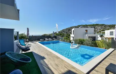 Bazen u objektu Ten-Bedroom Holiday Home In Razanj ili u blizini