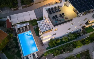 Bazen u objektu Ten-Bedroom Holiday Home In Razanj ili u blizini