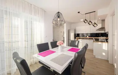 Kuhinja ili čajna kuhinja u objektu Ten-Bedroom Holiday Home In Razanj