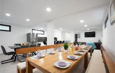 TV i/ili zabavni centar u objektu Ten-Bedroom Holiday Home In Razanj