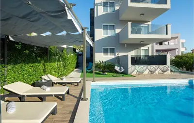 Bazen u objektu Ten-Bedroom Holiday Home In Razanj ili u blizini