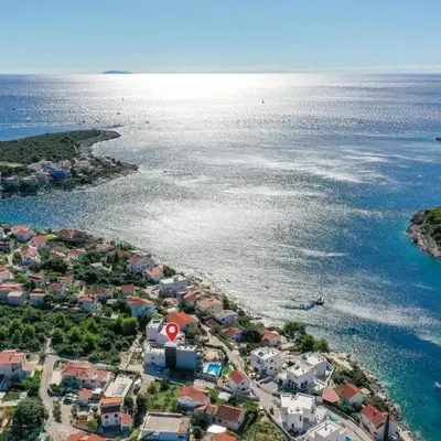 Ten-Bedroom Holiday Home In Razanj