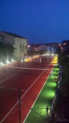 Tereni za tenis i/ili skvoš u sklopu objekta Apartmani Nika ili u blizini