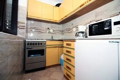 Kuhinja ili čajna kuhinja u objektu House Ante