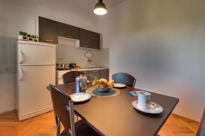 Kuhinja ili čajna kuhinja u objektu Cozy Apartment Stana in Grebastica