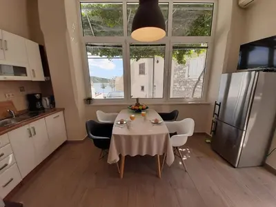 Kuhinja ili čajna kuhinja u objektu Apartments La Mare