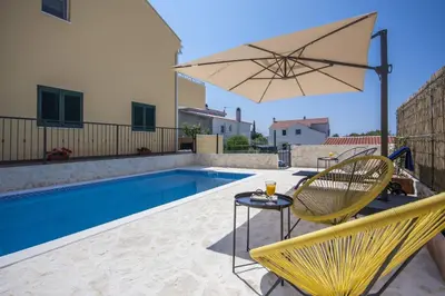 Bazen u objektu Apartments Tonia ili u blizini