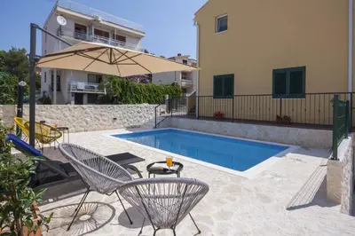 Bazen u objektu Apartments Tonia ili u blizini