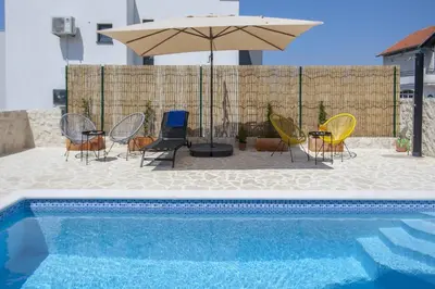 Bazen u objektu Apartments Tonia ili u blizini