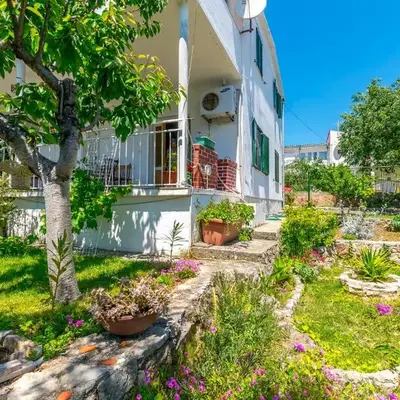 Apartment Garden by the sea