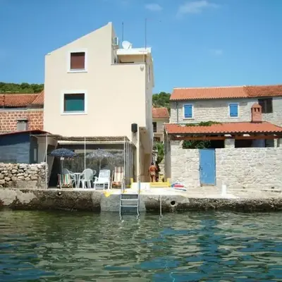 Apartment Mirni by the sea